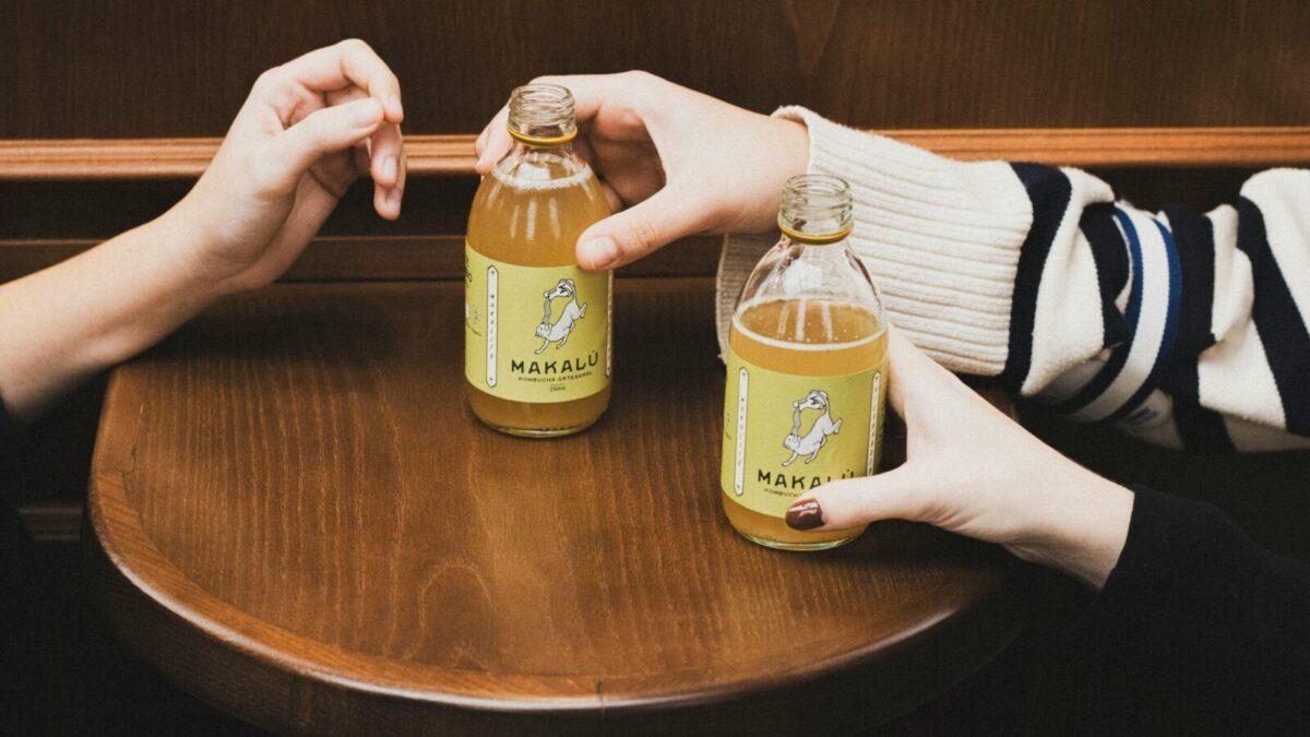Two friends enjoy Makalu beverages together at a cozy cafe in Valencia, Spain.