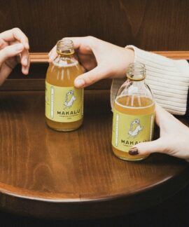 Two friends enjoy Makalu beverages together at a cozy cafe in Valencia, Spain.
