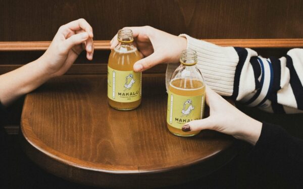 Two friends enjoy Makalu beverages together at a cozy cafe in Valencia, Spain.