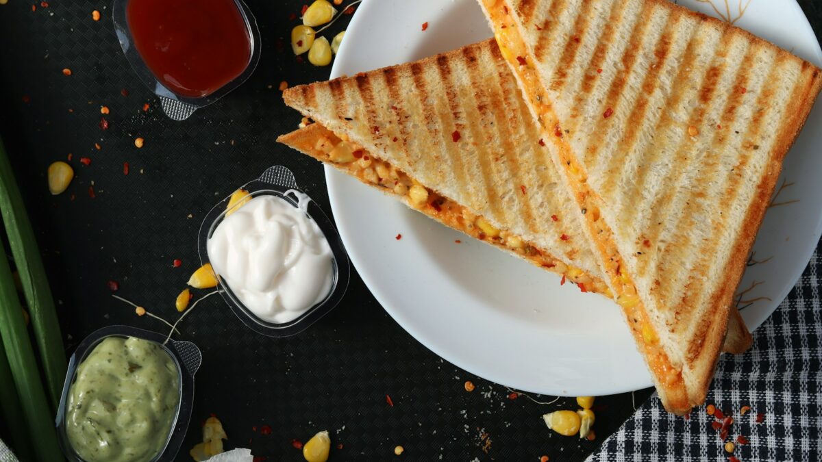 toasted bread with tartar sauce