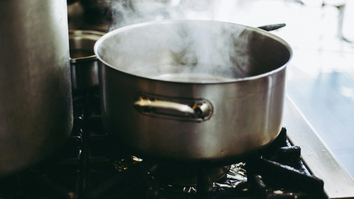 stainless steel cooking pot with lid