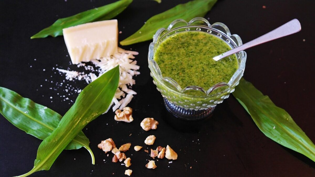wild garlic, wild garlic pesto, pesto, cheese, parmesan, parmesan cheese, starter, fresh, yummy, homemade, pesto, pesto, pesto, pesto, pesto