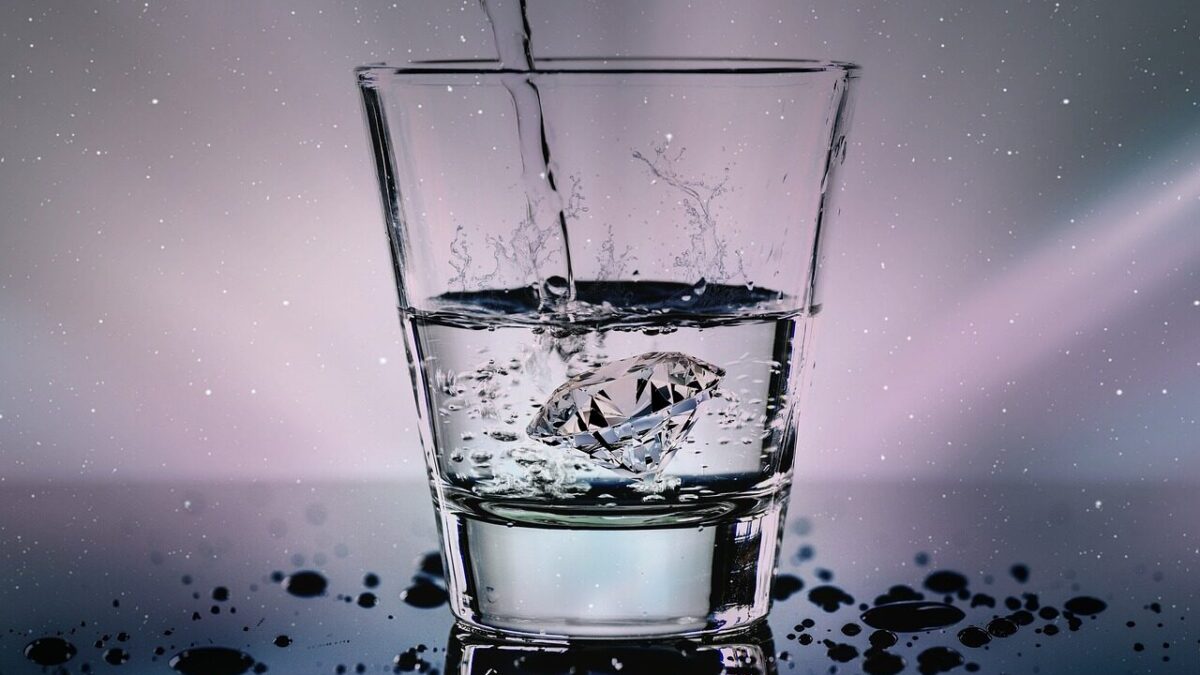 water, glass, liquid, wet, refreshment, nature, diamond, splash, water glass, drop of water, fresh, light effect, blow, gems, luxury, wealth, ice cubes, diamond shape, drink, drinking glass, sparkling water