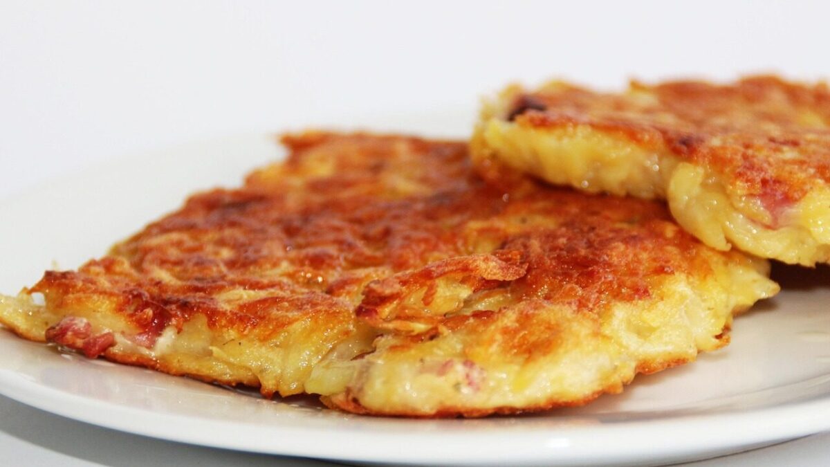 reibekuchen, potato pancakes, potato, flour, egg, pan, applesauce, reibekuchen, reibekuchen, potato pancakes, potato pancakes, potato pancakes, potato pancakes, potato pancakes, applesauce