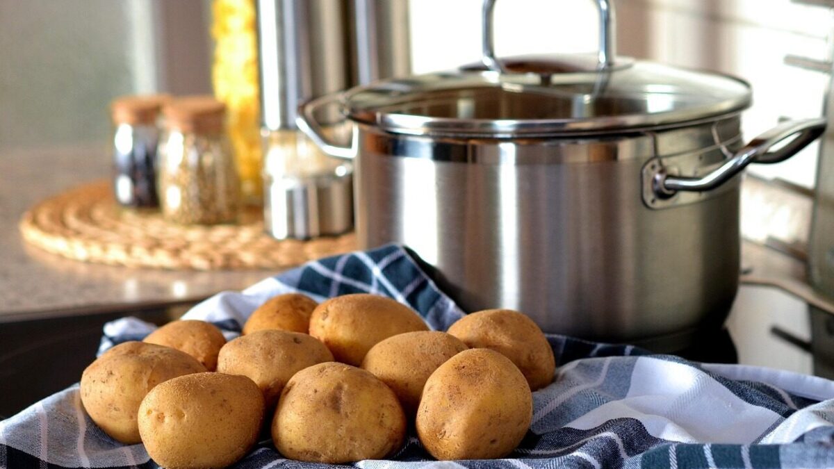potatoes, cook, pot, eat, food, fresh potatoes, crops, tuber crops, harvest, produce, organic, fresh, kitchen, starch, starchy, carbohydrates, potatoes, potatoes, potatoes, potatoes, potatoes, pot, kitchen, kitchen, kitchen