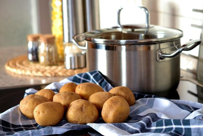 potatoes, cook, pot, eat, food, fresh potatoes, crops, tuber crops, harvest, produce, organic, fresh, kitchen, starch, starchy, carbohydrates, potatoes, potatoes, potatoes, potatoes, potatoes, pot, kitchen, kitchen, kitchen