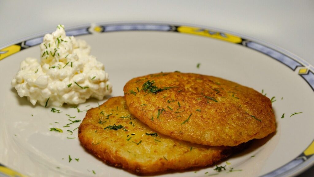 potato pancakes, latkes, fried, meal, food, dish, cream, cottage cheese, dill, cuisine, plate, potato pancake, latke, cheese, traditional, potato, hanukkah, potatoes, gold, golden, brown, latkes, latkes, latkes, latkes, latkes, latke, latke