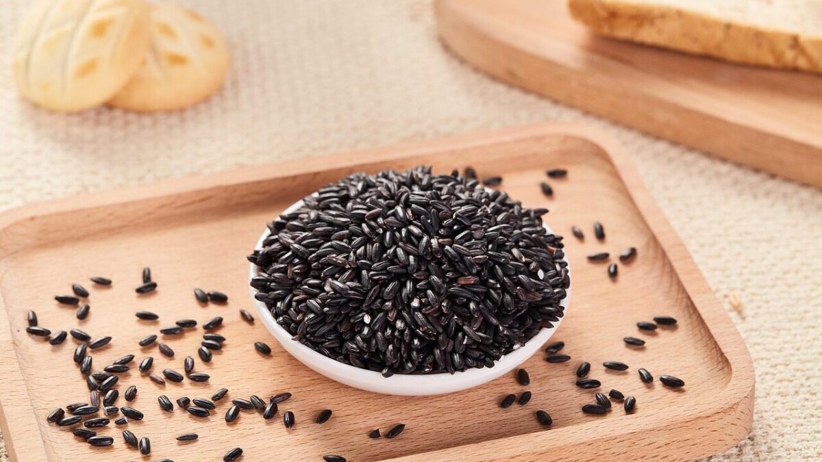 rice, grains, black rice, bowl, tray, table, bread, black rice, black rice, black rice, black rice, black rice