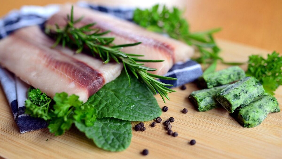 fish, salmon, wild salmon, fillet, fish fillet, nature, salmon fillet, raw, ingredients, herbs, food, fresh, fresh ingredients, food preparation