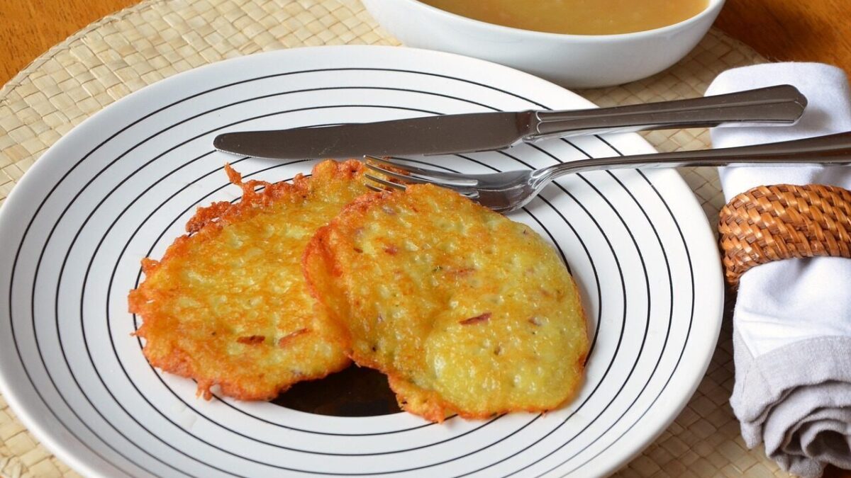 potato pancakes, reibekuchen, potato, applesauce, meal, serve, to dish out, potato pancakes, potato pancakes, potato pancakes, potato pancakes, potato pancakes, reibekuchen, reibekuchen, potato