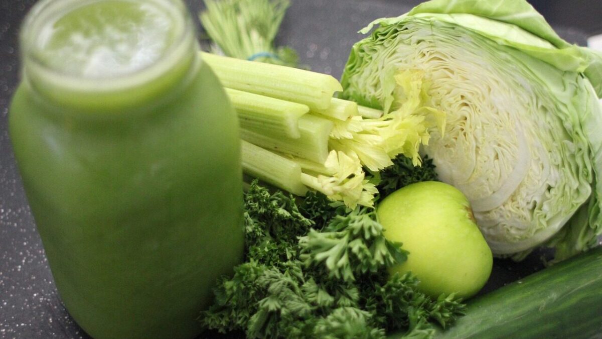 green juice, cabbage, apple, green, celery, parsley, juicing, mason jar, juice fast, cleansing, detox, weight loss, smoothie, raw vegan, healthy, fresh, nature, vegetable, diet, food, juice, organic, vegetarian, raw, nutrition, drink, glass, leaf, vitamin, natural, freshness, beverage, vegan, meal, delicious, blend, liquid, green food, green apple, green vegetables, green healthy, green glass, green leaf, green diet, green glasses, green nutrition, green leaves, green natural