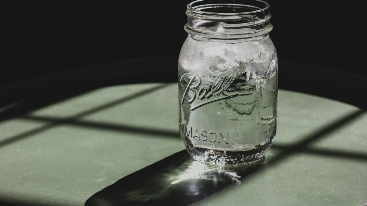 Vandens stiklainis. Unsplash nuotr.