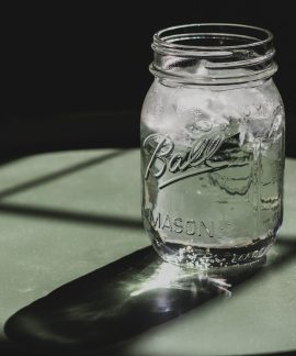 Vandens stiklainis. Unsplash nuotr.