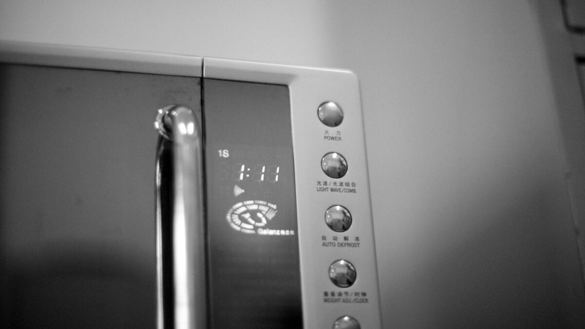 a black and white photo of a microwave