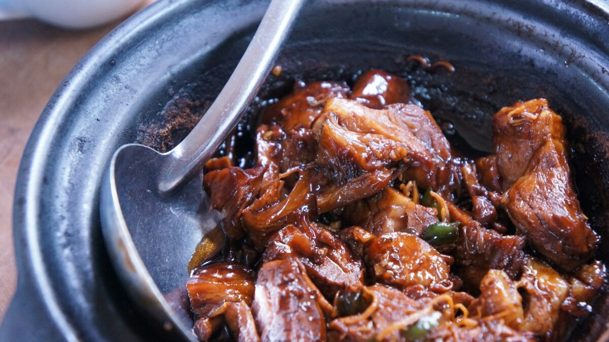 meat with sauce in black bowl