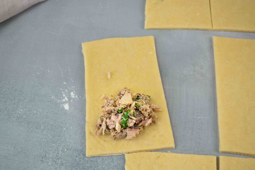 Greiti suktinukai su skumbre keptuvėje. Įdaras ant tešlos