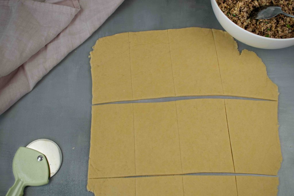 Greiti suktinukai su skumbre keptuvėje. Iškočiota