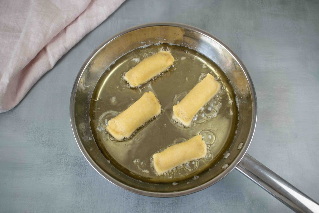 Greiti suktinukai su skumbre keptuvėje. Kepama