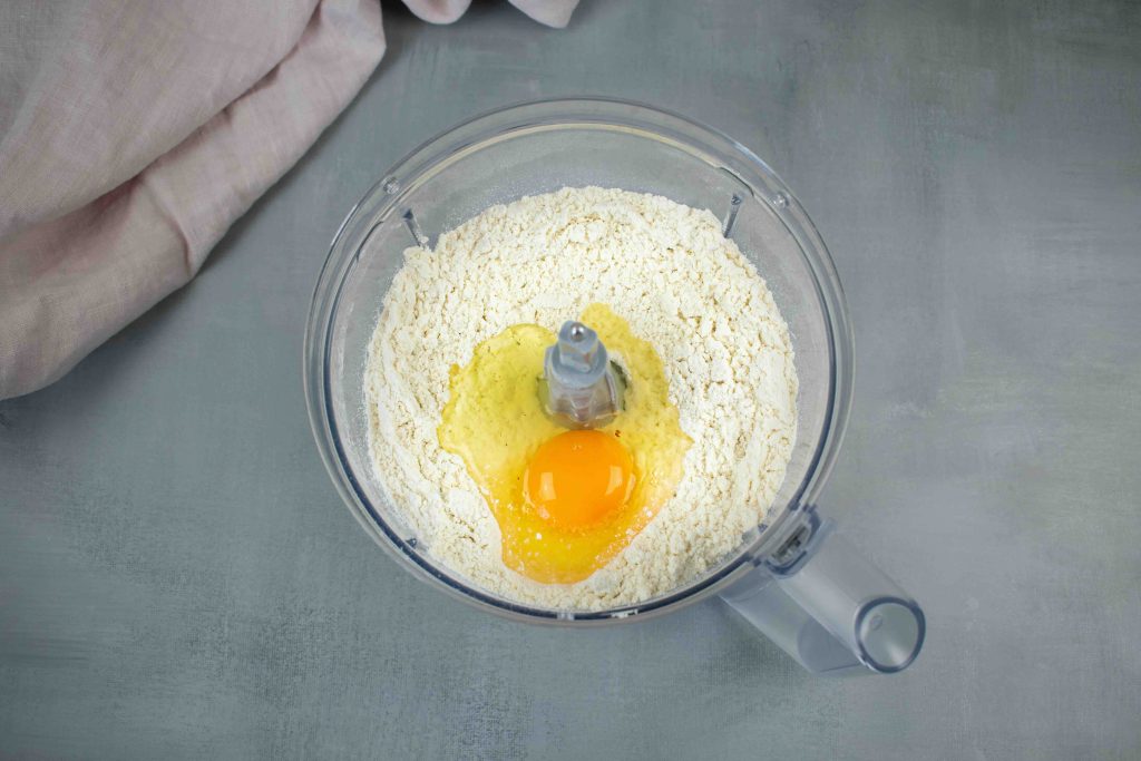 Greiti suktinukai su skumbre keptuvėje. Kiaušinis