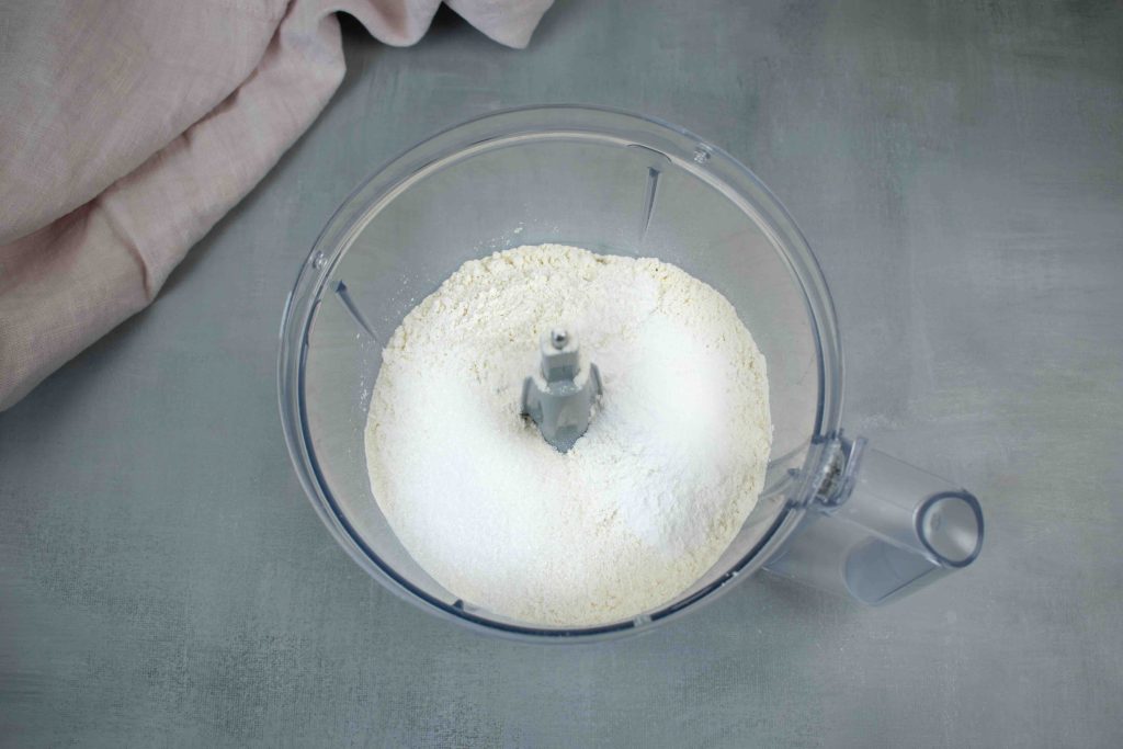 Greiti suktinukai su skumbre keptuvėje. Miltai