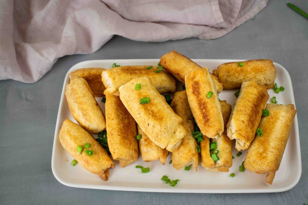 Greiti suktinukai su skumbre keptuvėje. Patiekta