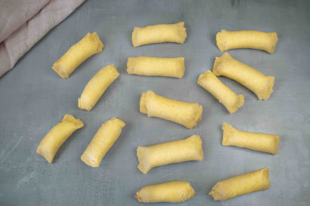 Greiti suktinukai su skumbre keptuvėje. Susukta