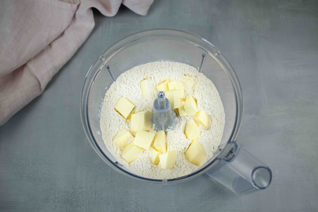 Greiti suktinukai su skumbre keptuvėje. Sviestas