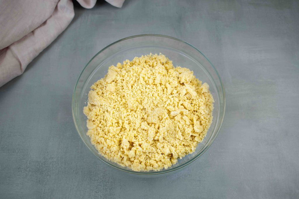 Greiti suktinukai su skumbre keptuvėje. Trupiniai