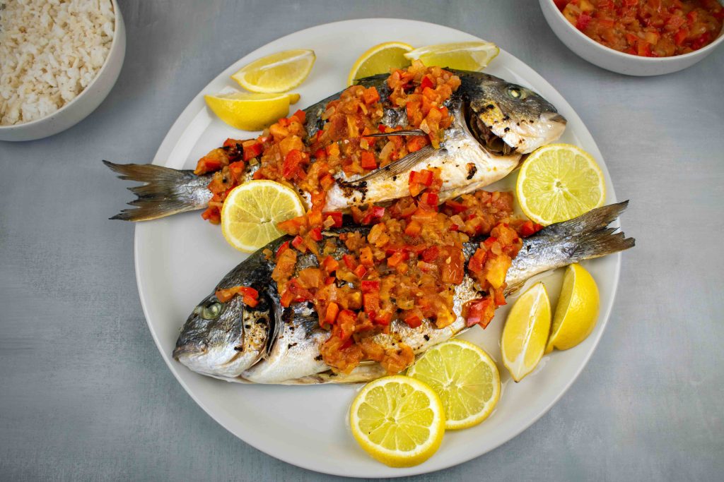 Orkaitėje kepta dorada su daržovių padažu