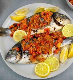 Orkaitėje kepta dorada su daržovių padažu