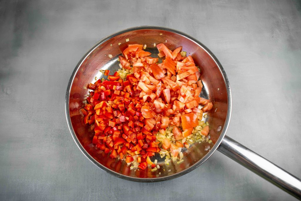 Orkaitėje kepta dorada su daržovių padažu. Daržovės