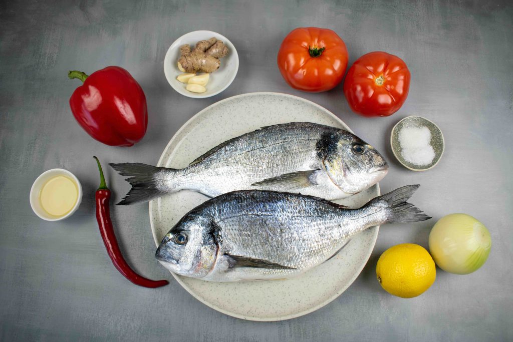 Orkaitėje kepta dorada su daržovių padažu. Ingredientai