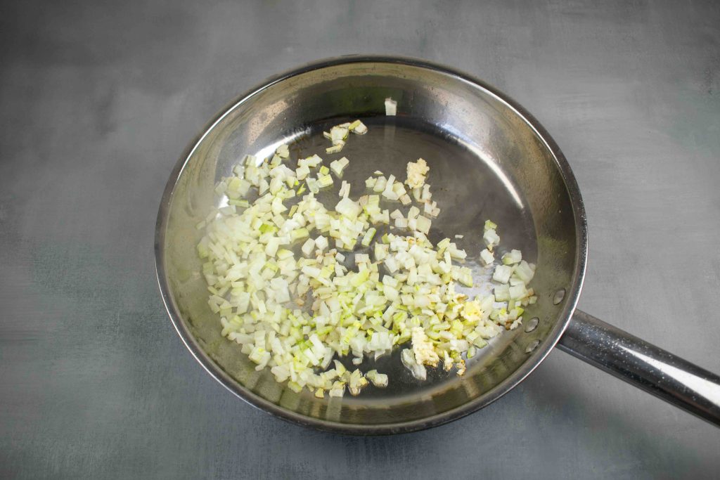 Orkaitėje kepta dorada su daržovių padažu. Svogūnai