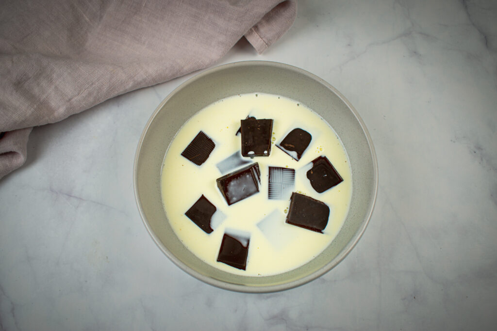 Riešutų sviesto ir šokolado putėsiai. Grietinėlė