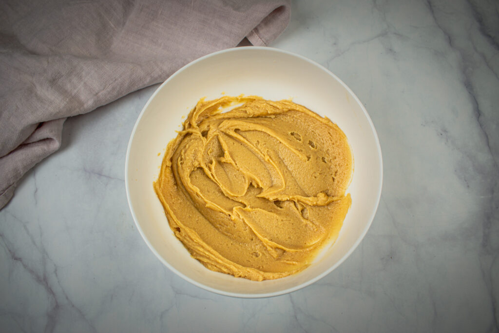 Riešutų sviesto ir šokolado putėsiai. Išplakta