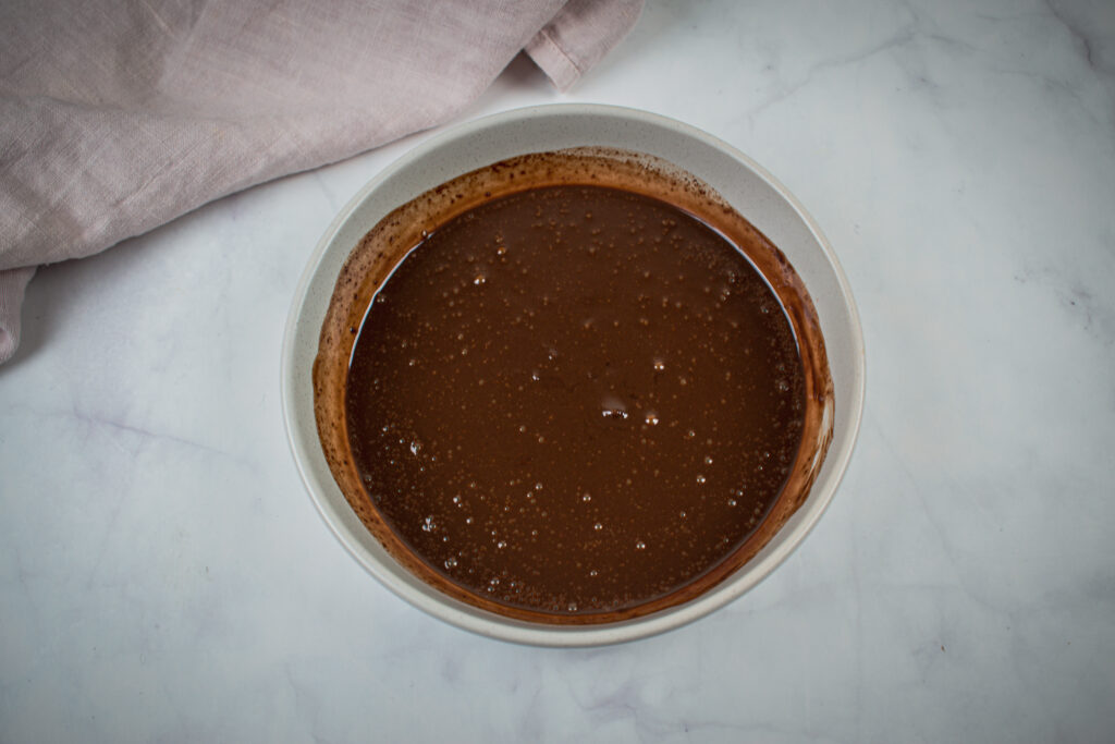 Riešutų sviesto ir šokolado putėsiai. Tirpintas šokoladas