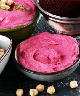 Humusas su burokėliais. Canva nuotr.