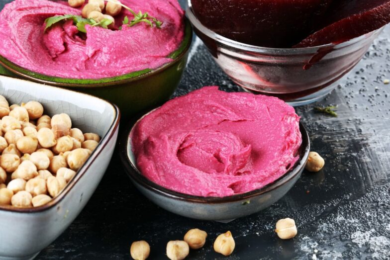 Humusas su burokėliais. Canva nuotr.