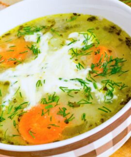 Raugintų agurkų sriuba. Canva nuotr.