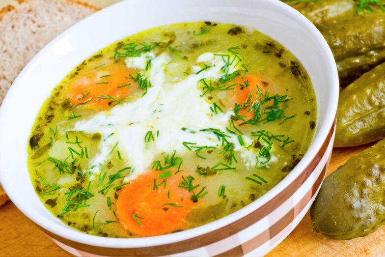 Raugintų agurkų sriuba. Canva nuotr.