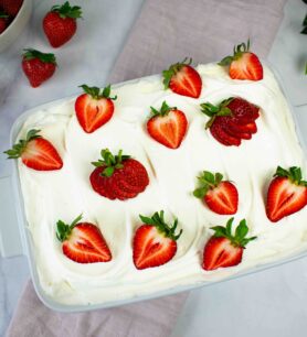Nekeptas desertas su braškėmis ir kreminiu sūriu