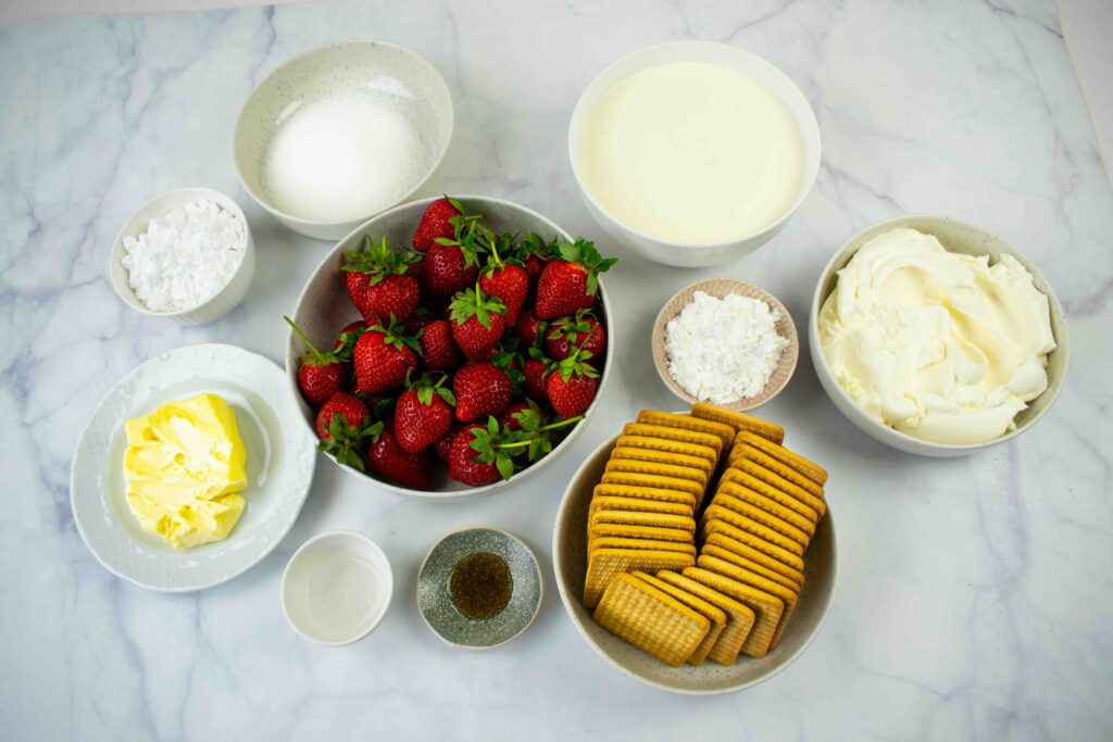 Nekeptas desertas su braškėmis ir kreminiu sūriu. Ingredientai