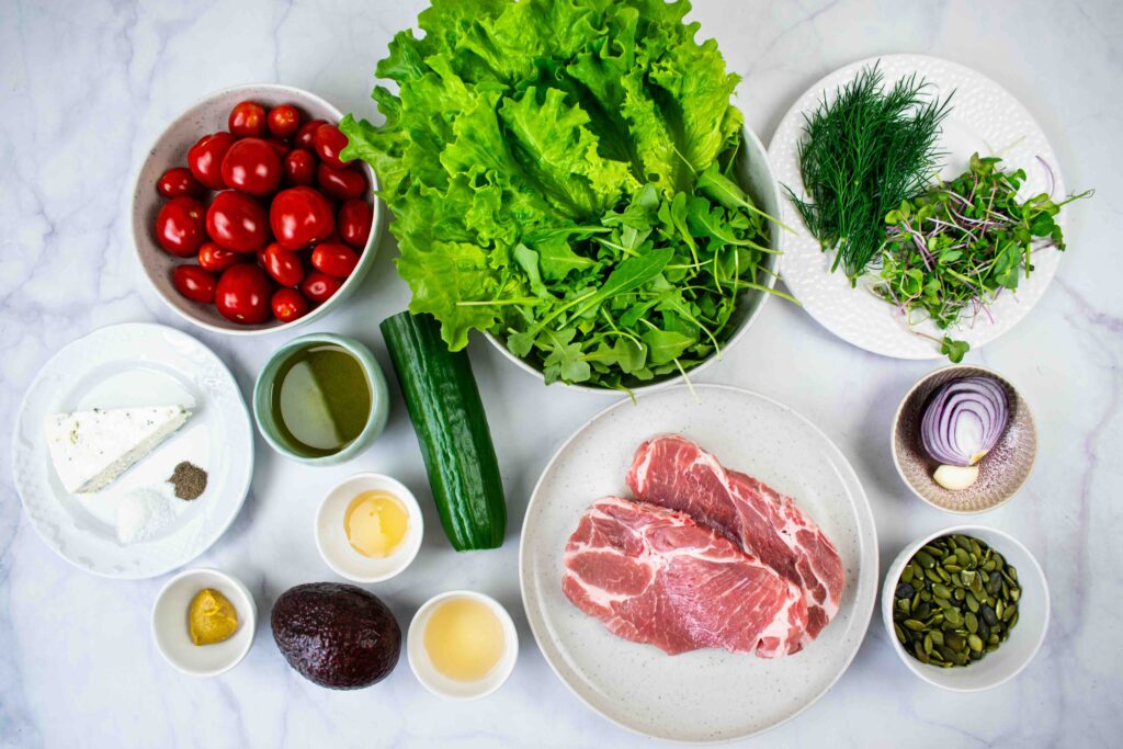 Kepsnio salotos su pelėsinio sūrio padažu. Ingredientai
