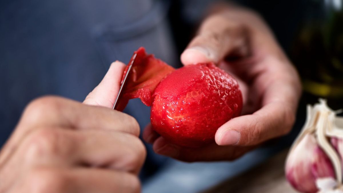 Kaip greitai nulupti pomidorus: šis būdas nereikalauja puodo. Canva nuotr.