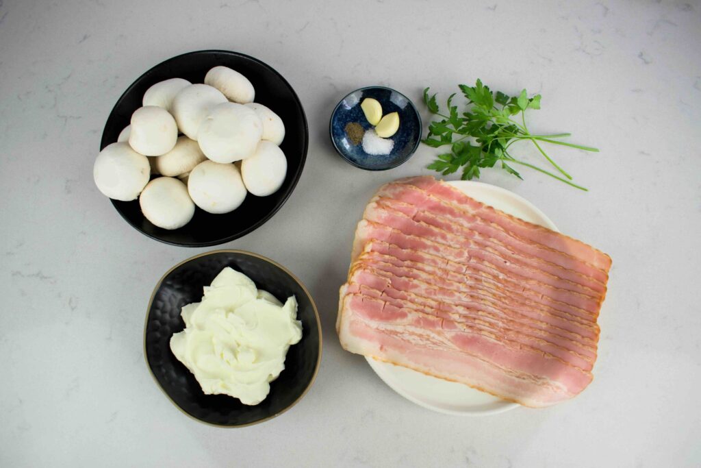 Kreminiu sūriu įdaryti pievagrybiai su šonine. Ingredientai