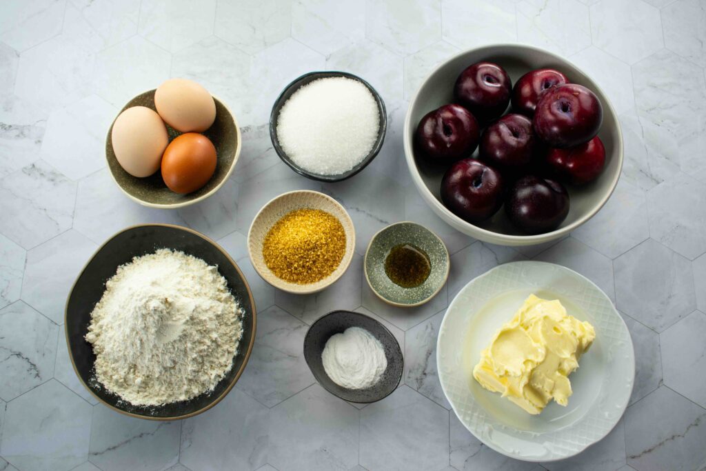 Apverstas slyvų pyragas. Ingredientai
